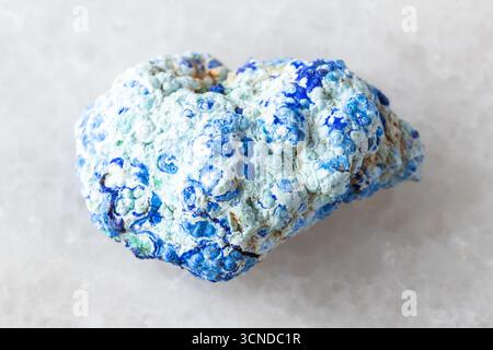 Probe von rauem Azurit und Gibbsit-Mineral auf weißem Marmorhintergrund aus nächster Nähe Stockfoto