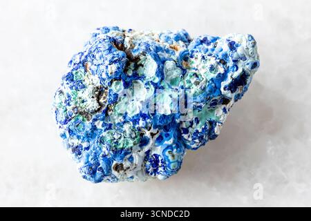 Probe von rohem Azurit und Gibbsit-Mineral auf weißem Marmorhintergrund aus nächster Nähe Stockfoto