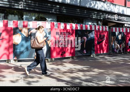 Berlin, Berlin, Deutschland. September 2025. Nike Werbeanzeigen werden am 20. September 2025 vor dem Nike Store in der Tauentzienstraße in Berlin, Deutschland, angezeigt. (Kreditbild: © Michael Kuenne/PRESSCOV via ZUMA Press Wire) NUR REDAKTIONELLE VERWENDUNG! Nicht für kommerzielle ZWECKE! Stockfoto