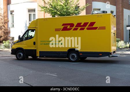 Berlin, Berlin, Deutschland. September 2025. Ein DHL-Lieferwagen parkt am 20. September 2025 auf einer Straße in Berlin, Deutschland. (Kreditbild: © Michael Kuenne/PRESSCOV via ZUMA Press Wire) NUR REDAKTIONELLE VERWENDUNG! Nicht für kommerzielle ZWECKE! Stockfoto