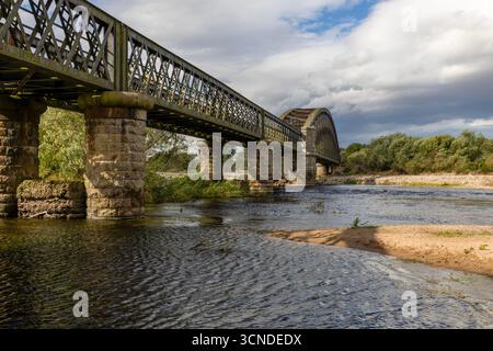 Das beeindruckende viktorianische Gitterwerk des Spey Viaduct, heute Teil des Speyside Way Fernwanderwegs. Stockfoto