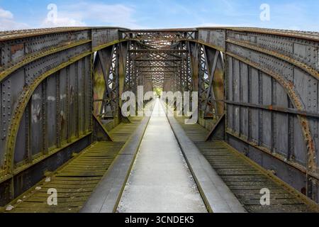 Das beeindruckende viktorianische Gitterwerk des Spey Viaduct, heute Teil des Speyside Way Fernwanderwegs. Stockfoto