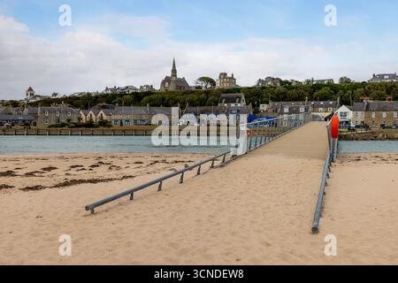 Die moderne Fußgängerbrücke bietet Zugang zum weitläufigen Sand von Lossiemouth's East Beach an der Moray Firth Coast. Stockfoto
