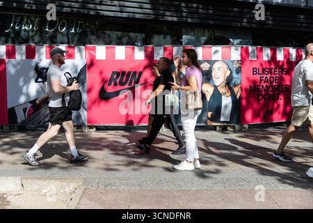 Berlin, Deutschland. September 2025. Nike Werbeanzeigen werden am 20. September 2025 vor dem Nike Store in der Tauentzienstraße in Berlin, Deutschland, angezeigt. (Foto: Michael Kuenne/PRESSCOV/SIPA USA) Credit: SIPA USA/Alamy Live News Stockfoto