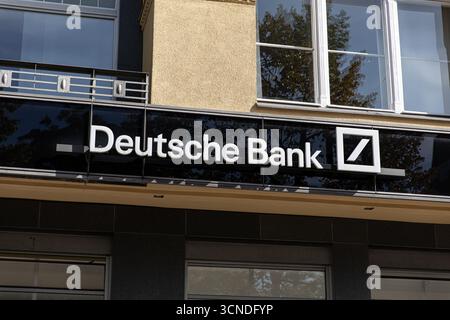 Berlin, Deutschland. September 2025. Eine Niederlassung der Deutschen Bank ist am 20. September 2025 im Berliner Stadtteil Charlottenburg zu sehen. (Foto: Michael Kuenne/PRESSCOV/SIPA USA) Credit: SIPA USA/Alamy Live News Stockfoto
