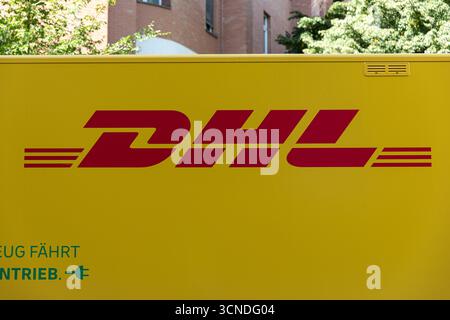 Berlin, Deutschland. September 2025. Ein DHL-Lieferwagen parkt am 20. September 2025 auf einer Straße in Berlin, Deutschland. (Foto: Michael Kuenne/PRESSCOV/SIPA USA) Credit: SIPA USA/Alamy Live News Stockfoto