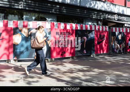 Berlin, Deutschland. September 2025. Nike Werbeanzeigen werden am 20. September 2025 vor dem Nike Store in der Tauentzienstraße in Berlin, Deutschland, angezeigt. (Foto: Michael Kuenne/PRESSCOV/SIPA USA) Credit: SIPA USA/Alamy Live News Stockfoto