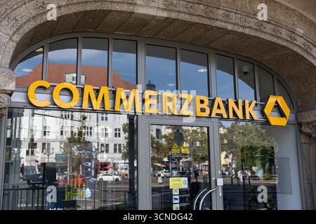 Berlin, Deutschland. September 2025. Am 20. September 2025 ist eine Commerzbank-Filiale im Berliner Stadtteil Charlottenburg zu sehen. (Foto: Michael Kuenne/PRESSCOV/SIPA USA) Credit: SIPA USA/Alamy Live News Stockfoto