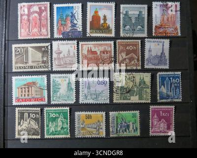 Lemberg, Ukraine, 21. April 2014 Briefmarken mit ikonischen Gebäuden und Strukturen aus verschiedenen Nationen laden Sammler in die faszinierende Welt von AR ein Stockfoto