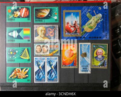 Lemberg, Ukraine, 9. Februar 2014 Eine bunte Auswahl gebrauchter Briefmarken zeigt Raumthemen aus verschiedenen Ländern. Stockfoto