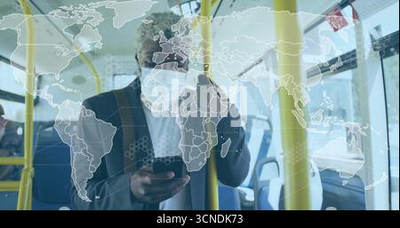 Geschäftsmann greift Handlauf und scrollendes Smartphone im Stadtbus, mit Weltkarten-Overlay Stockfoto