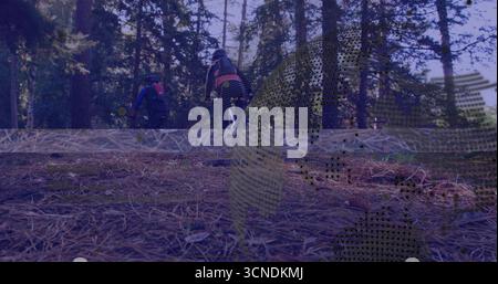 Zwei erwachsene Radfahrer auf bewaldeten Pfaden im Kiefernwald, mit Mountainbikes und Rucksäcken Stockfoto