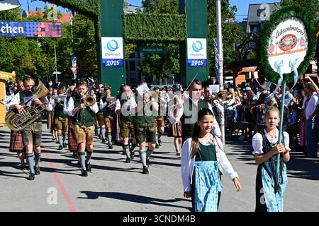 Oktoberfest - Festzelt Ochsenbraterei beim Wiesn-Einzug der Brauereien und Festwirte zur Eröffnung des 190. Oktoberfestes am 20.09.2025 in München, Deutschland, Oberbayern München Theresienwiese Oberbayern Deutschland *** Oktoberfestfestzelt Ochsenbraterei an der Wiesn Eintrag der Brauereien und Festivalveranstalter zur Eröffnung des Oktoberfestes 190 am 20 09 2025 in München, Deutschland, Oberbayern München Theresienwiese Oberbayern Deutschland Stockfoto