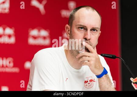 Leipzig, Deutschland. September 2025. OLE Werner (Trainer RB Leipzig) nachdenklich W?hrend der Pressekonferenz 1. Fu?Ball Bundesliga, RB Leipzig - 1. FC K?ln, Leipzig, Red Bull Arena am 20.09.2025 DFL-VORSCHRIFTEN VERBIETEN DIE VERWENDUNG VON FOTOS ALS BILDSEQUENZEN UND/ODER QUASI-VIDEO. Quelle: dpa/Alamy Live News Stockfoto