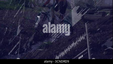 Navigation durch Waldwege bei starkem Regen auf matschigem Fahrrad mit Helmpack mit digitalem HUD Stockfoto