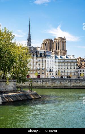 Malerischer Blick auf die seine von Pont Louis Philippe mit der Ile Saint Louis auf der linken Seite und den Türmen der Kathedrale Notre Dame im Hintergrund, Paris, Frankreich Stockfoto