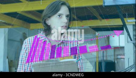 Frau in kariertem Hemd halten, Pappkarton im Lager manipulieren, mit AR-Karten und Grafiken Stockfoto