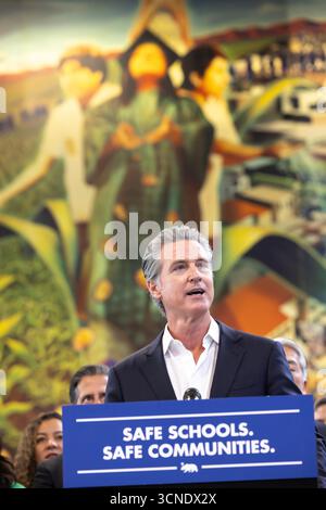 Los Angeles, USA. September 2025. Der kalifornische Gouverneur Gavin Newsom hat neue Schutzmaßnahmen unterzeichnet, die die Polizeitaktiken der Bundespolizei einschränken, die unter der Trump-Regierung eingesetzt werden, um Kinder in Schulen und Patienten in öffentlichen Krankenhäusern zu schützen. 20/2025 Los Angeles, CA., USA (Foto: Ted Soqui/SIPA USA) Credit: SIPA USA/Alamy Live News Stockfoto