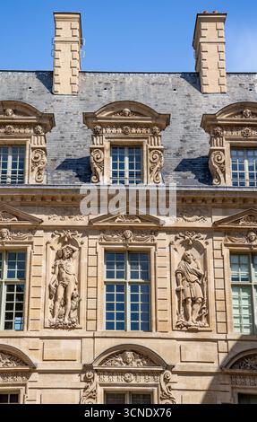 Innenhof des Hotels de Sully, Palast aus dem 17. Jahrhundert, erbaut von Jean Androuet du Cerceau, heute Sitz des Centre des Monuments nationaux, im Marais, Paris Stockfoto