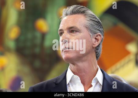 Los Angeles, USA. September 2025. Der kalifornische Gouverneur Gavin Newsom hat neue Schutzmaßnahmen unterzeichnet, die die Polizeitaktiken der Bundespolizei einschränken, die unter der Trump-Regierung eingesetzt werden, um Kinder in Schulen und Patienten in öffentlichen Krankenhäusern zu schützen. 20/2025 Los Angeles, CA., USA (Foto: Ted Soqui/SIPA USA) Credit: SIPA USA/Alamy Live News Stockfoto