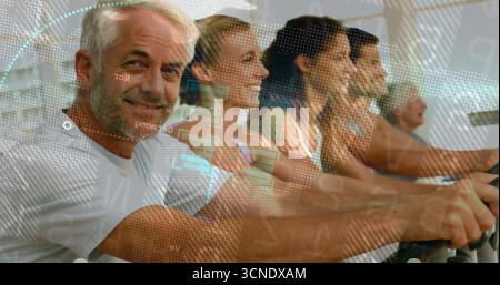 Trainieren von sechs Erwachsenen mit Ausdauergeräten im Fitnessstudio, mit digitalen Overlays, Kopierraum Stockfoto