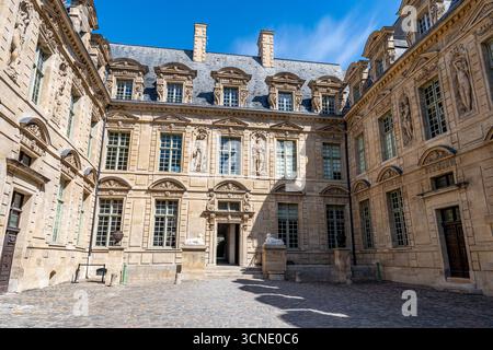 Innenhof des Hotels de Sully, Palast aus dem 17. Jahrhundert, erbaut von Jean Androuet du Cerceau, heute Sitz des Centre des Monuments nationaux, im Marais, Paris Stockfoto