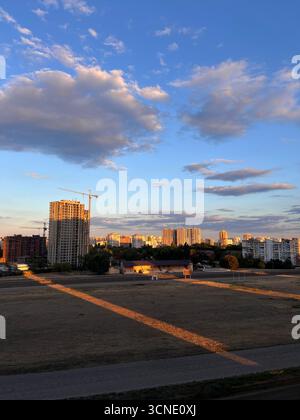 Wunderschöne goldene Strahlen der untergehenden Sonne über der Rennstrecke Stockfoto