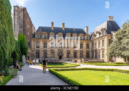 Innenhof des Hotels de Sully, Palast aus dem 17. Jahrhundert, erbaut von Jean Androuet du Cerceau, heute Sitz des Centre des Monuments nationaux, im Marais, Paris Stockfoto