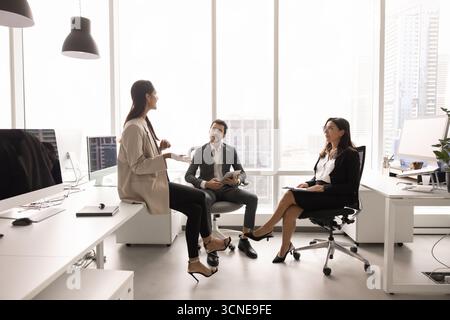 Verschiedene Teams für kleine Unternehmen diskutieren tagtäglich Arbeitsaufgaben Stockfoto