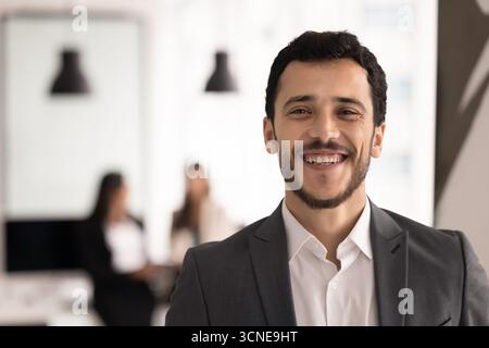 Glücklicher junger Geschäftsmann posiert für Kopfschuss Stockfoto