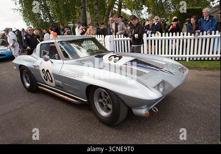 1963 Chevrolet Corvette Stingray gefahren von Marco Attard / Josh Cook im Royal Automobile Club TT Celebration beim Goodwood Revival 12h September 2025 Stockfoto