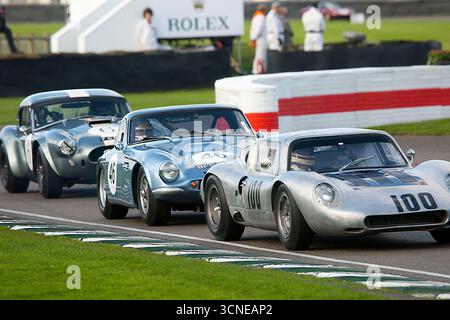 1962 Tojeiro Ford EE Coupé führte 1964 TVR Griffith an der Spitze 1964 AC Cobra bei der RAC TT Celebration beim Goodwood Revival 12. September 2025 Stockfoto