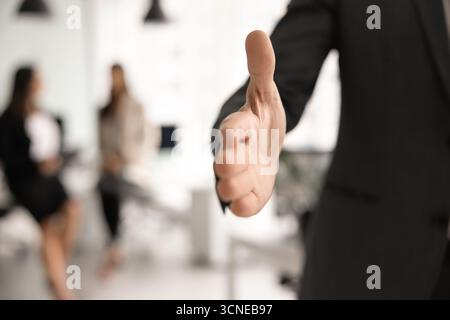 Zugeschnittene Aufnahme eines Geschäftsmannes, der Hand für das Zittern gibt Stockfoto