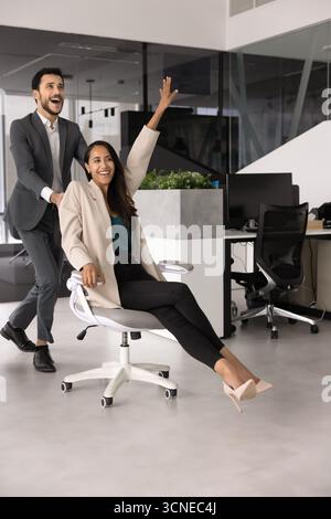 Glückliche, sorgenfreie junge Führungskräfte, die eine aktive Pause genießen Stockfoto