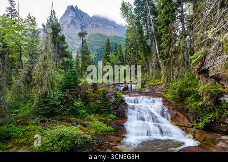 Die wunderschönen Wasserfälle des Saint Mary River werden auf einem Wanderweg im Glacier National Park erfasst und zeigen die malerische und zugängliche Natur Stockfoto