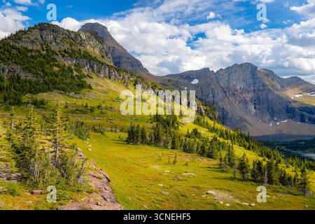Vom beliebten Hidden Lake Trail aus bietet sich ein lebhafter Panoramablick auf die atemberaubende Landschaft des Glacier National Park Stockfoto