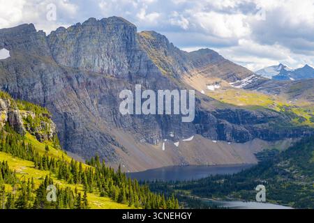 Vom beliebten Hidden Lake Trail aus bietet sich ein lebhafter Panoramablick auf die atemberaubende Landschaft des Glacier National Park Stockfoto