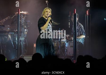 Glasgow, Großbritannien. September 2025. Rebecca Lucy Taylor, bekannt als Self Esteem, ist live auf der Bühne im Barrowland Ballroom zu sehen. Self Esteem beginnt mit ihrem neuen Album A Complex Woman auf ihrer bisher größten Tour. Quelle: SOPA Images Limited/Alamy Live News Stockfoto