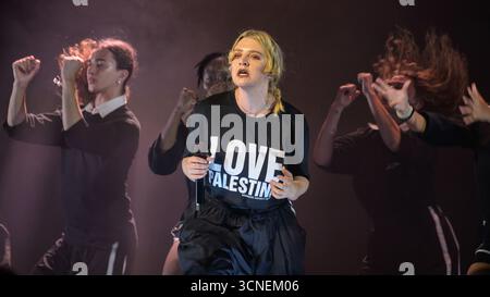 Glasgow, Großbritannien. September 2025. Rebecca Lucy Taylor, bekannt als Self Esteem, ist live auf der Bühne im Barrowland Ballroom zu sehen. Self Esteem beginnt mit ihrem neuen Album A Complex Woman auf ihrer bisher größten Tour. (Foto: Stuart Westwood/SOPA Images/SIPA USA) Credit: SIPA USA/Alamy Live News Stockfoto