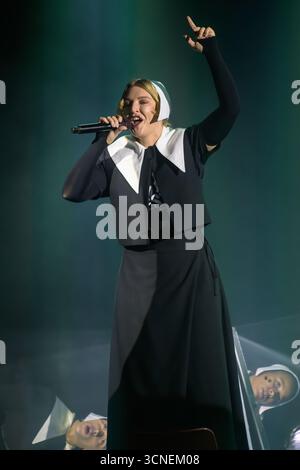 Glasgow, Großbritannien. September 2025. Rebecca Lucy Taylor, bekannt als Self Esteem, ist live auf der Bühne im Barrowland Ballroom zu sehen. Self Esteem beginnt mit ihrem neuen Album A Complex Woman auf ihrer bisher größten Tour. (Foto: Stuart Westwood/SOPA Images/SIPA USA) Credit: SIPA USA/Alamy Live News Stockfoto