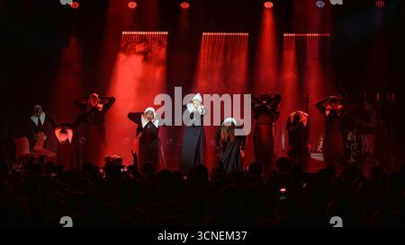 Glasgow, Großbritannien. September 2025. Rebecca Lucy Taylor, bekannt als Self Esteem, ist live auf der Bühne im Barrowland Ballroom zu sehen. Self Esteem beginnt mit ihrem neuen Album A Complex Woman auf ihrer bisher größten Tour. (Foto: Stuart Westwood/SOPA Images/SIPA USA) Credit: SIPA USA/Alamy Live News Stockfoto