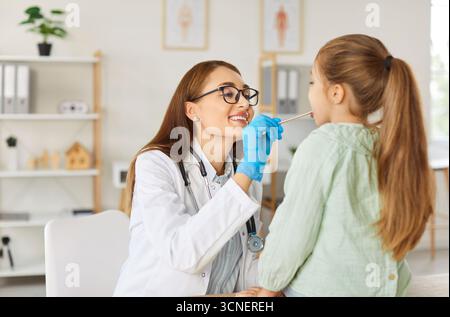 Kinderarzt gütiger Arzt, Frauenuntersuchung des Rachens, Arztprazentin Beratungskind Stockfoto