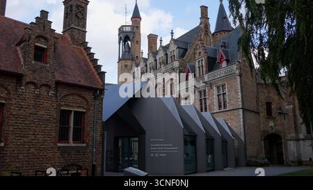 BRÜGGE, BELGIEN - 15. SEPTEMBER 2025 - Eingang des Gruuthusemuseums mit moderner Struktur im Kontrast zu historischen Gebäuden in Brügge, Belgien Stockfoto