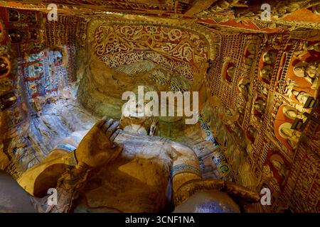 Buddha-Statue in den alten Yungang Grotten, chinesische buddhistische Tempelhöhlen in der Nähe von Datong in der Provinz Shanxi, China Stockfoto