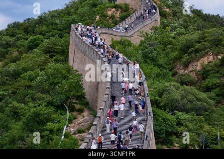 Die Menschen klettern die große Mauer Chinas Stockfoto