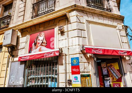 Lebendige Straßenszenen in Ciudad Vieja mit pastellfarbenen Kolonialgebäuden und blühenden Bougainvillea Stockfoto