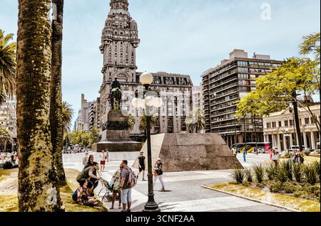 Straßenblick auf die Avenida 18 de Julio im Stadtzentrum von Montevideo mit einer Mischung aus Architektur aus dem frühen 20. Jahrhundert und Wohnblocks aus der Mitte des Jahrhunderts. Die Stockfoto