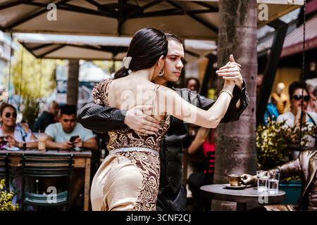 Ein Paar spielt einen eleganten Tango auf einer kleinen Café-Bühne in Ciudad Vieja, dem historischen Viertel der Stadt. Stockfoto