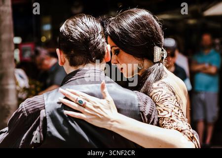 Ein Paar spielt einen eleganten Tango auf einer kleinen Café-Bühne in Ciudad Vieja, dem historischen Viertel der Stadt. Stockfoto