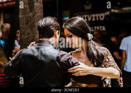 Ein Paar spielt einen eleganten Tango auf einer kleinen Café-Bühne in Ciudad Vieja, dem historischen Viertel der Stadt. Stockfoto